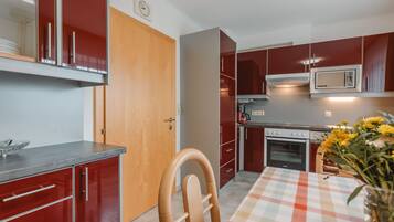 Kühlschrank, Mikrowelle, Ofen, Geschirrspüler