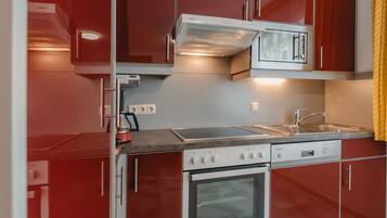 Kühlschrank, Mikrowelle, Ofen, Geschirrspüler