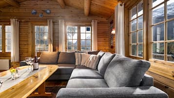 Una televisión, una chimenea