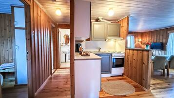 Kühlschrank, Ofen, Hochstuhl, Kochgeschirr/Geschirr/Besteck