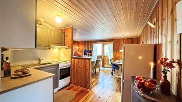 Kühlschrank, Ofen, Hochstuhl, Kochgeschirr/Geschirr/Besteck