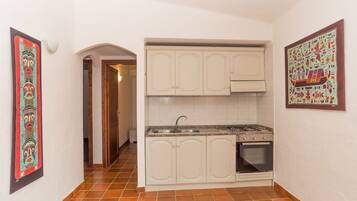 Fridge, oven, cookware/dishes/utensils, dining tables