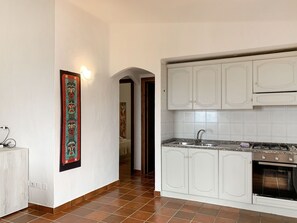 Frigorífico, horno, utensilios de cocina y mesa de comedor