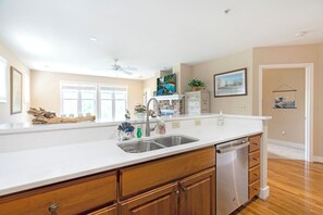 Een vaatwasser, een koffiezetapparaat/waterkoker