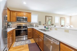 Een vaatwasser, een koffiezetapparaat/waterkoker