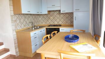 Kühlschrank, Hochstuhl, Kochgeschirr/Geschirr/Besteck, Esstisch