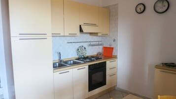 Réfrigérateur, batterie de cuisine, vaisselle et ustensiles