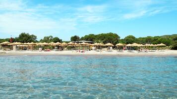 Una spiaggia nelle vicinanze