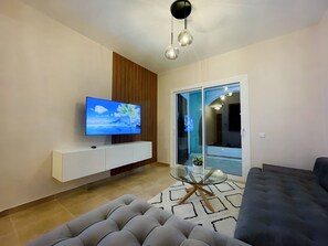 Smart TV, mesa de ping pong, libros