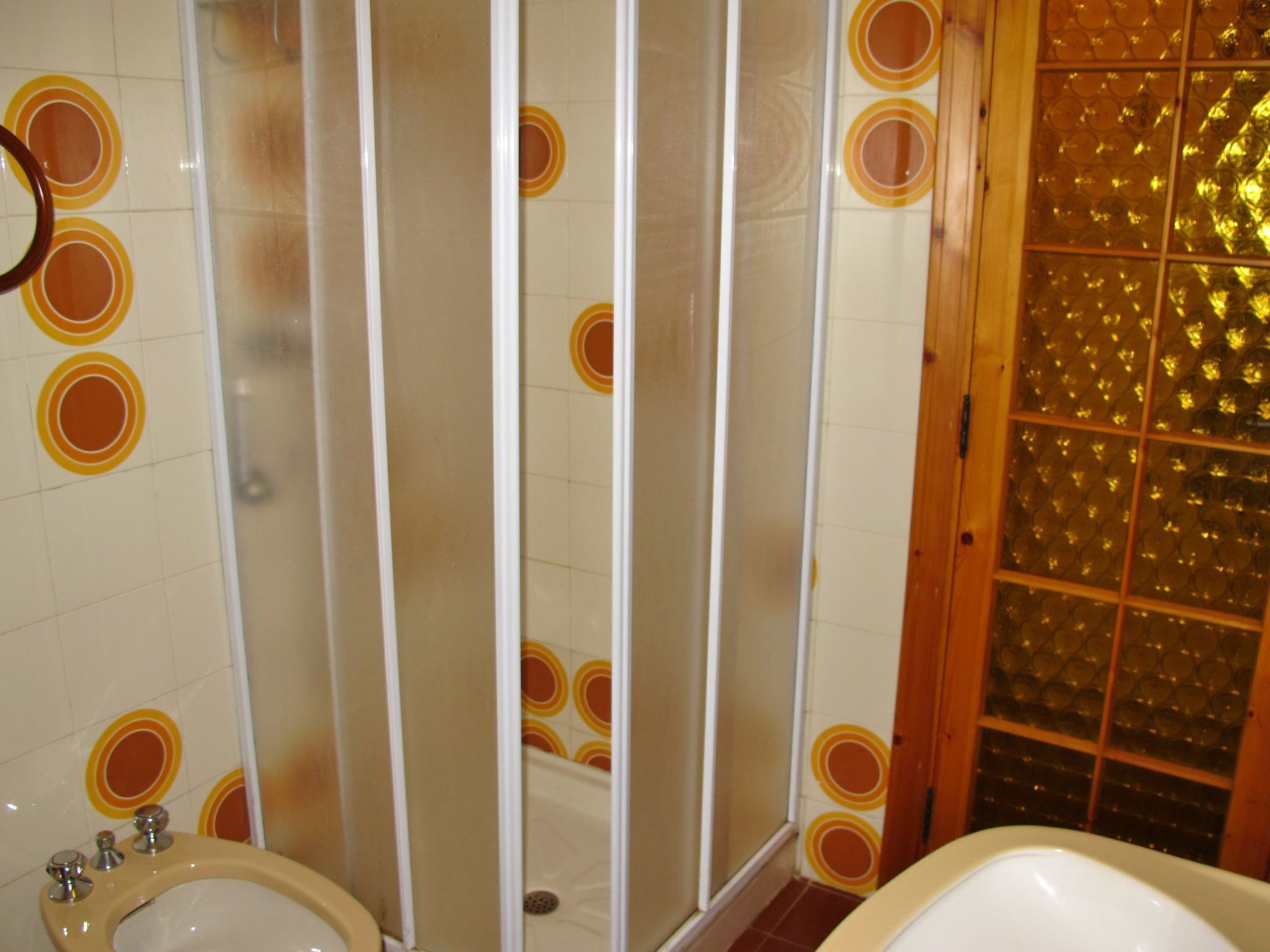 Een badkamer met een douchecabine, een wastafel en een bad.