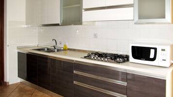 Kühlschrank, Mikrowelle, Geschirrspüler, Kochgeschirr/Geschirr/Besteck