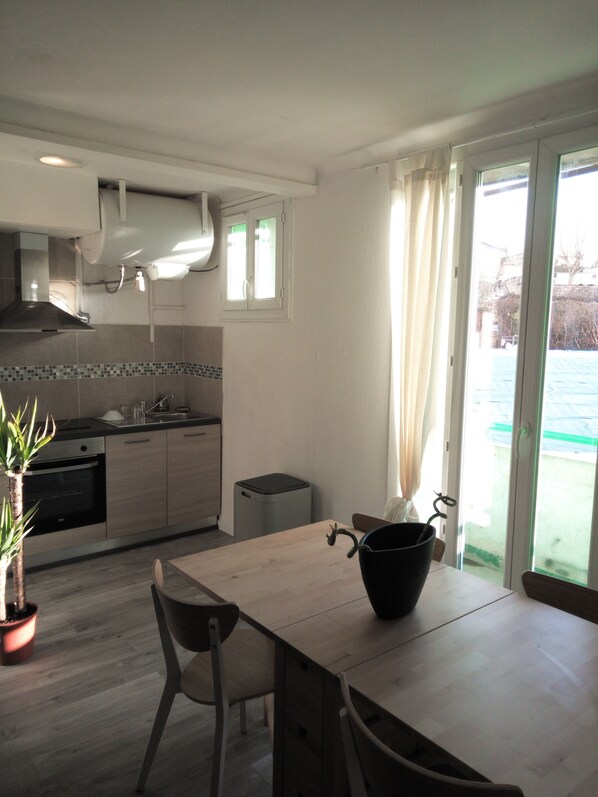 Dining - Appartement Rouge, Bienvenus à la Belle de Mai ! (Marseille)