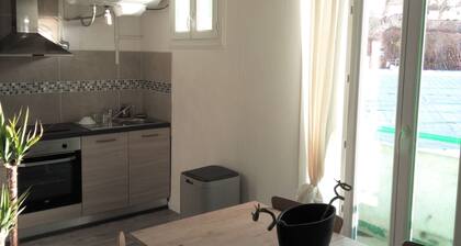 Appartement rouge, bienvenus Ă la Belle de Mai !