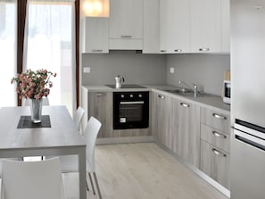 Kühlschrank, Mikrowelle, Ofen, Geschirrspüler