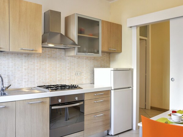 Fridge, oven, cookware/dishes/utensils, dining tables