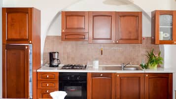 Frigorifero, forno, lavastoviglie, seggiolone