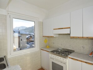 Kühlschrank, Ofen, Geschirrspüler, Kochgeschirr/Geschirr/Besteck