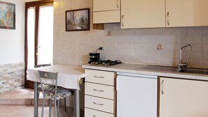 Kühlschrank, Kochgeschirr/Geschirr/Besteck, Esstisch