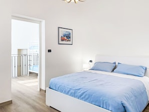 6 slaapkamers, een strijkplank/strijkijzer, wifi