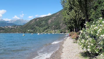 Una spiaggia nelle vicinanze