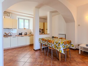 Fridge, oven, dishwasher, cookware/dishes/utensils