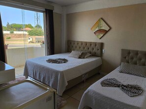 Habitación estándar con 1 cama doble o 2 individuales, balcón, vistas a la ciudad | Wifi gratis