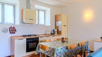 Kühlschrank, Ofen, Geschirrspüler, Hochstuhl