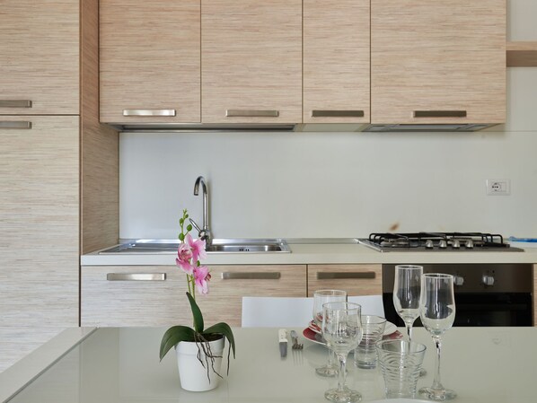 ثلاجة، فرن، غسالة أطباق، كرسي للأطفال