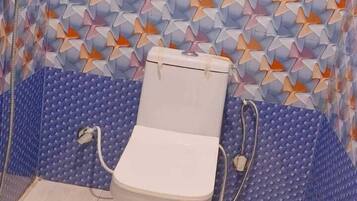 Douche, serviettes fournies, shampoing, papier toilette