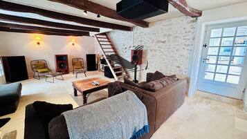 TV, tavolo da ping pong, libri, videoteca