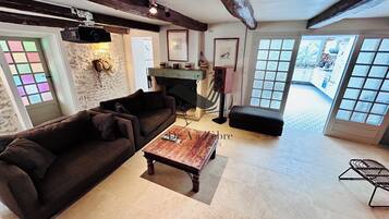 Televisión, mesa de ping pong, libros, videoteca