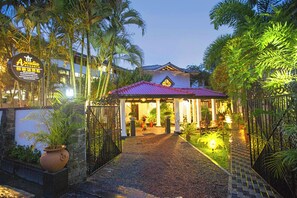 Facciata della struttura - sera/notte