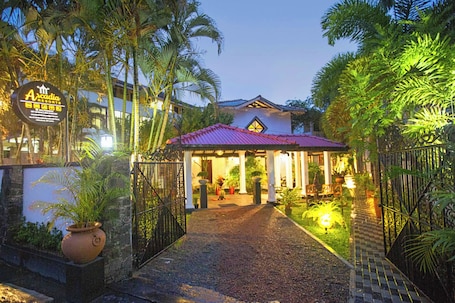 Fachada de la propiedad por la tarde o noche