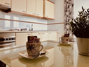 Geladeira, micro-ondas, fogão, cafeteira/chaleira