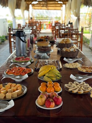 Free daily continental breakfast  - Milano Hotel Pousada Canoa Quebrada (Aracati)