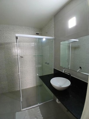 Tripla Basic | Bagno | Doccia, set di cortesia gratuito, asciugacapelli, asciugamani