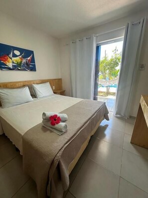 Dobbeltrom – comfort, bassengutsikt | Safe på rommet, strykejern/-brett og wi-fi (inkludert)