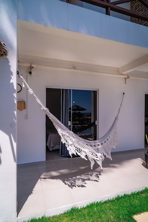 Kamar Double Deluks, pemandangan kolam renang | Brankas, setrika/meja setrika, dan Wi-Fi gratis