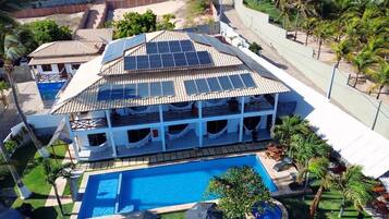 Vista frontal de la propiedad