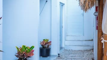 基本三人房 | 客房內保險箱、熨斗/熨衣板、免費無線上網