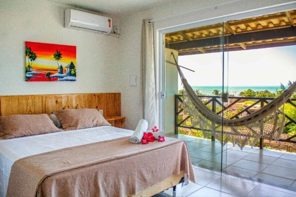 Un dormitorio con una cama, un cuadro y una hamaca.