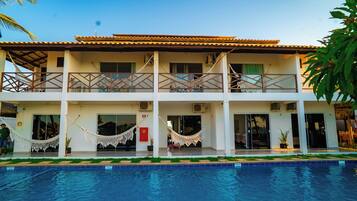 Vista frontal de la propiedad