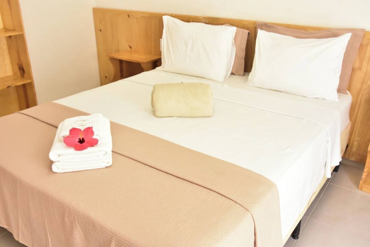 Habitación básica doble, balcón | Caja fuerte, tabla de planchar con plancha, wifi gratis