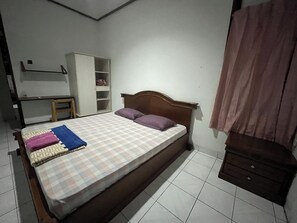 Standard Double Room | Bed sheets - SPOT ON 94142 Al Fatih Residence Syariah 2 (Jakarta)