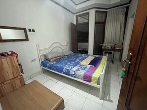 Bed sheets - SPOT ON 94142 Al Fatih Residence Syariah 2 (Jakarta)