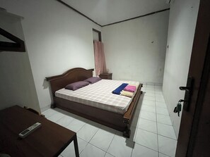 Deluxe Double Room | Bed sheets - SPOT ON 94142 Al Fatih Residence Syariah 2 (Jakarta)