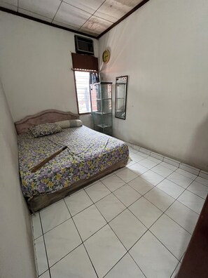 Bed sheets - SPOT ON 94142 Al Fatih Residence Syariah 2 (Jakarta)