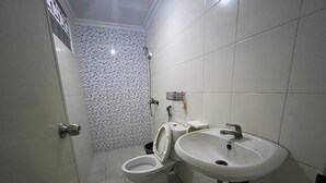 Ein Badezimmer mit Toilette, Waschbecken und Dusche.