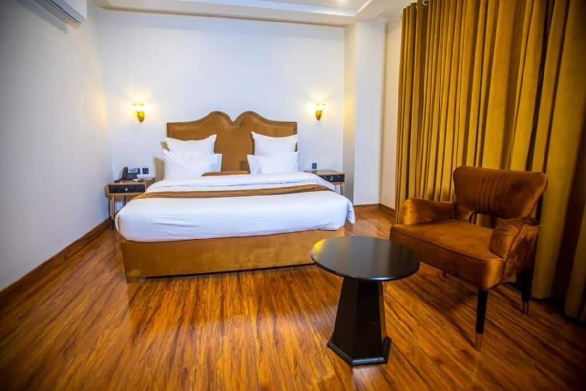Executive kamer, uitzicht op stad | Een bureau, gratis wifi, beddengoed