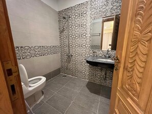 Executive Room, City View | Bathroom | Towels, soap, shampoo, toilet paper - The Rich Hotel & Apartments (Lahore)